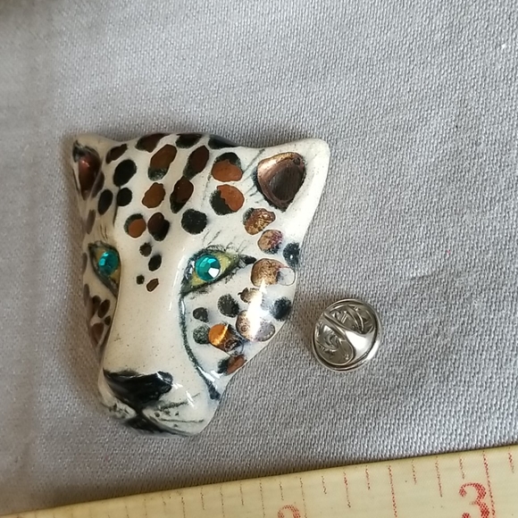 Porcelain LEOPARD HEAD mask lapel pin - Picture 4 of 4